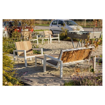 Talking face to face, relaxing side by side, relaxed sharing …